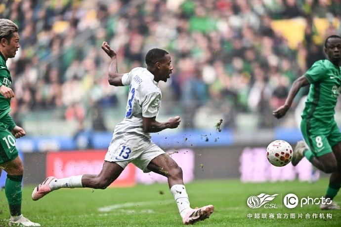 京沪德比1-1收场 陈晋一任意球救主 米内罗拉伤退场