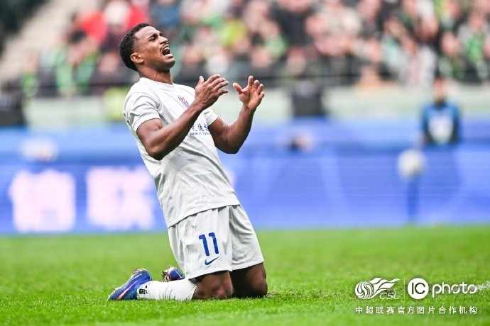 京沪德比1-1收场 陈晋一任意球救主 米内罗拉伤退场