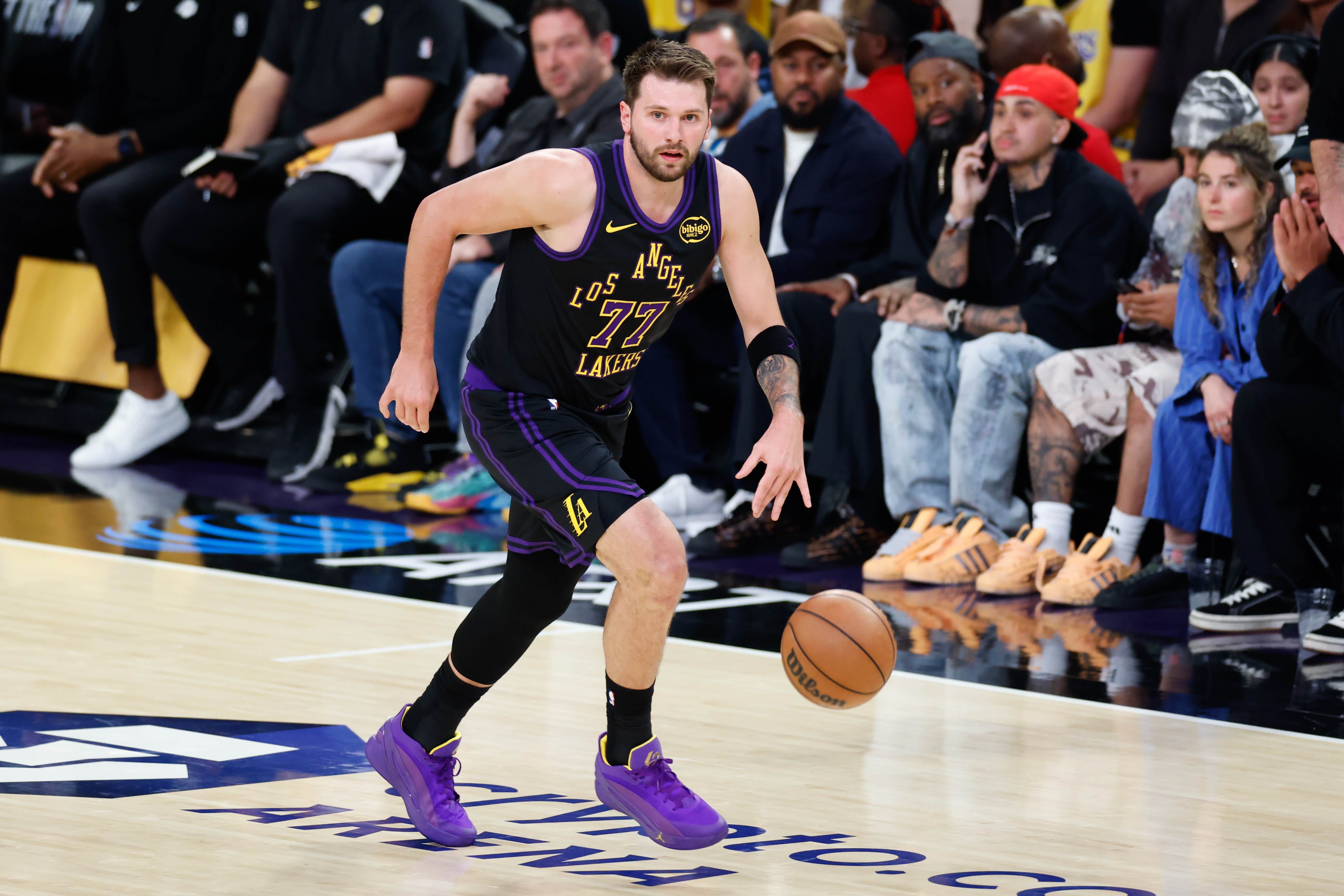 东契奇三月场均37+9+8率队8连胜 MVP竞争格局生变 东契奇三月场均37+9+8率队8连胜 MVP竞争格局生变