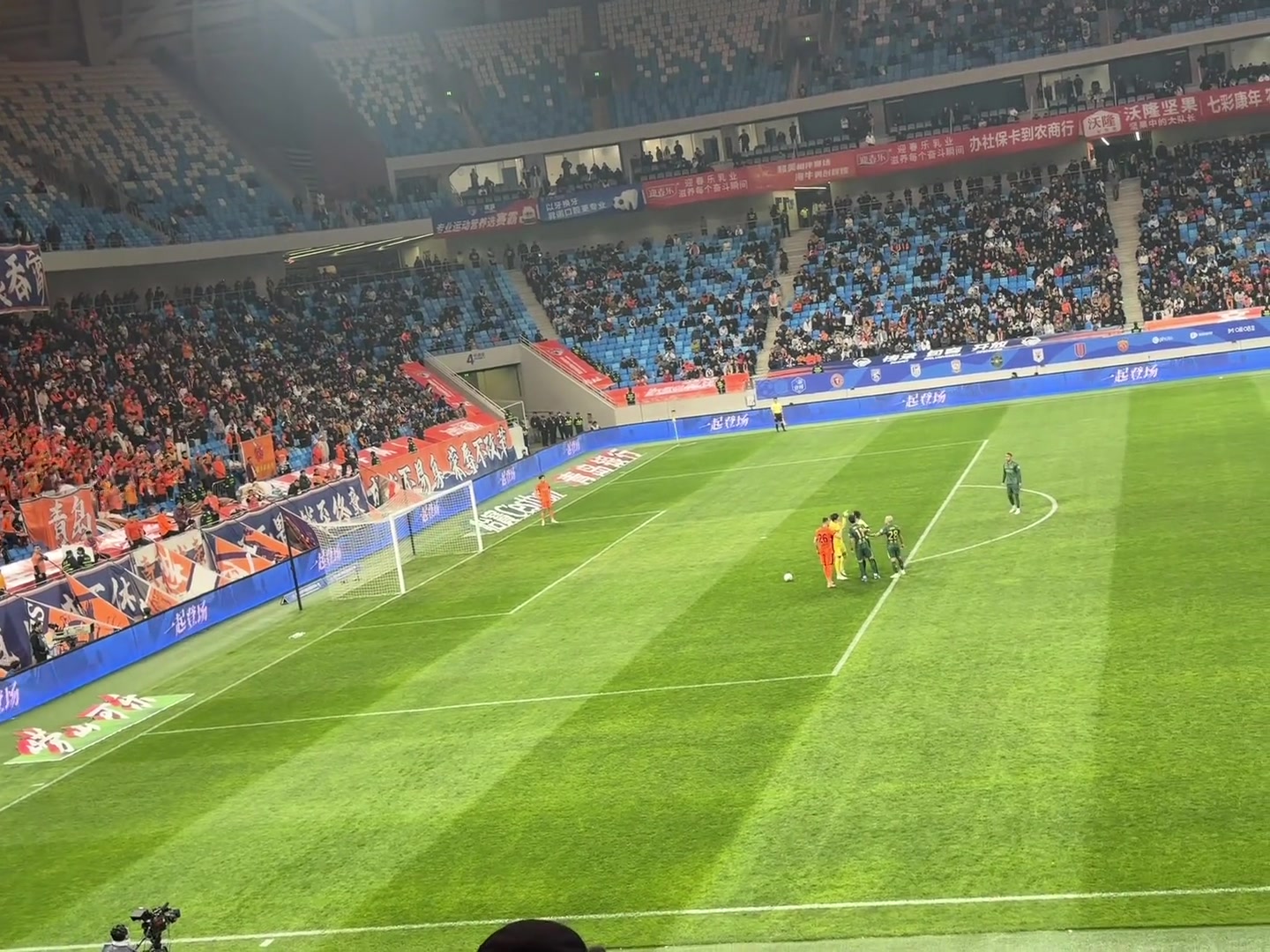 王钰栋双响后对看台比闭嘴手势 赛后社媒回击:爽 舒服