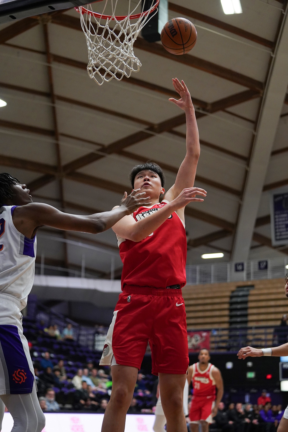 杨瀚森11中8高效贡献17+11+2帽 前板拼抢成关键输出