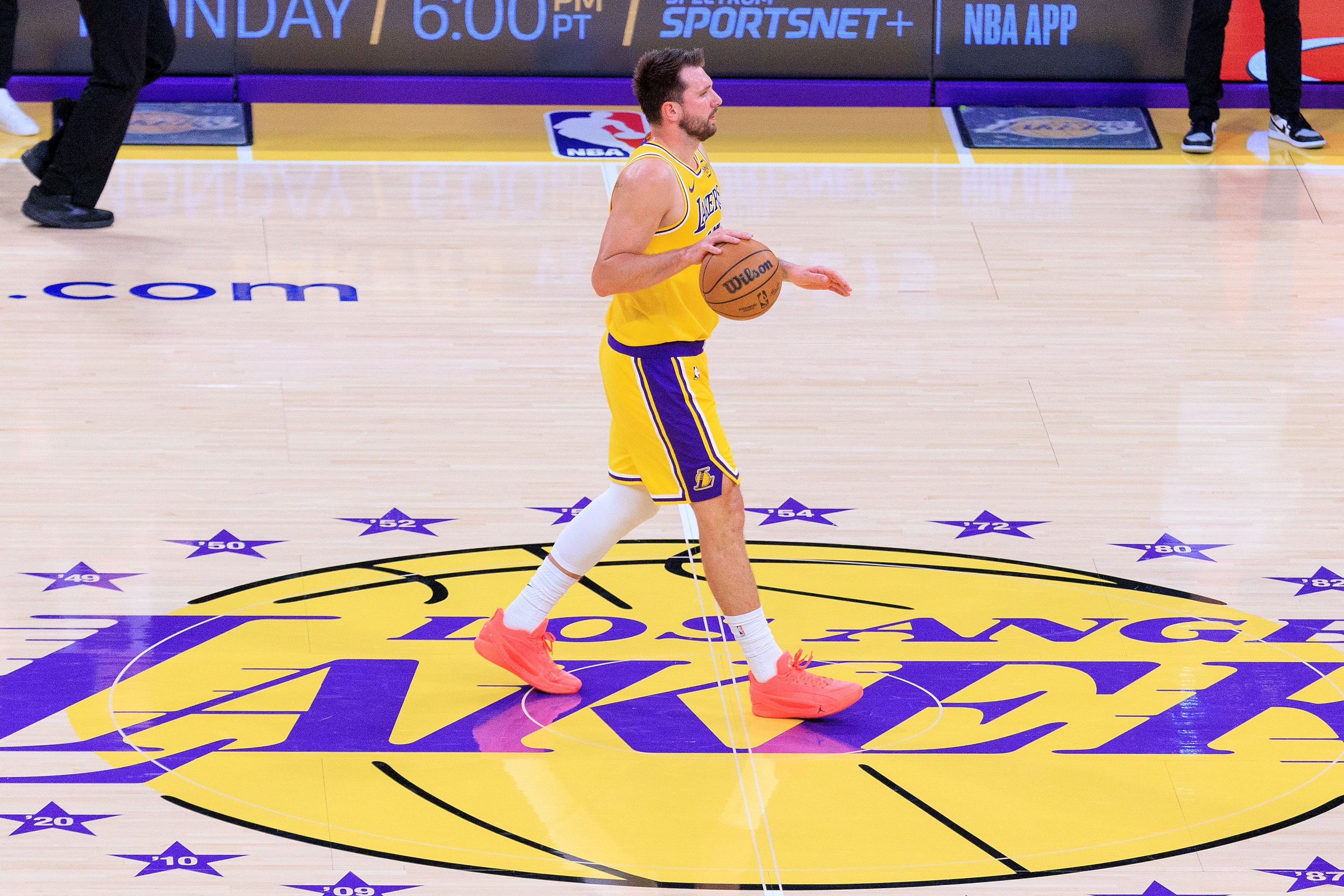 雷迪克解析东契奇八连胜期间场均41分表现 称其投篮能力离谱