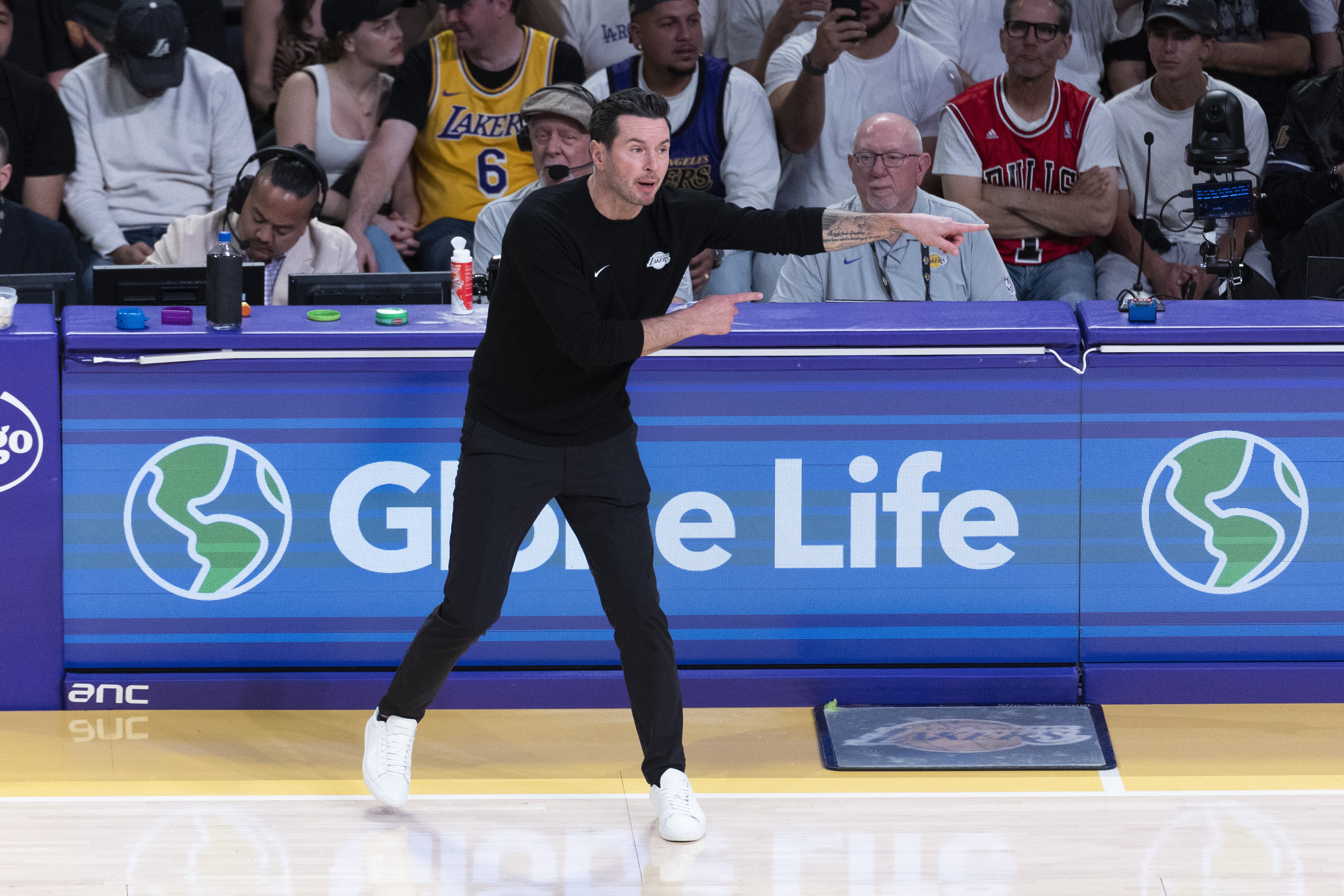 A·史密斯评雷迪克跻身年度最佳教练候选 称湖人正酝酿特别气势 A·史密斯评雷迪克跻身年度最佳教练候选 称湖人正酝酿特别气势