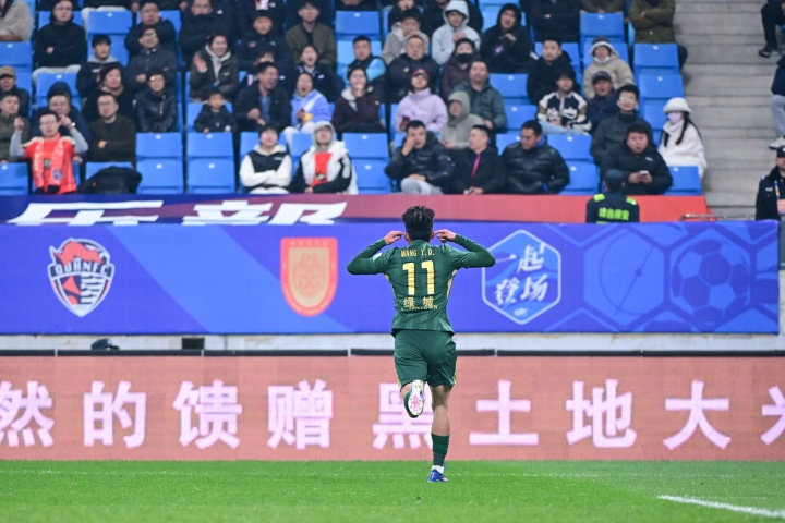 王钰栋双响当选MVP 赛后混采区态度引争议