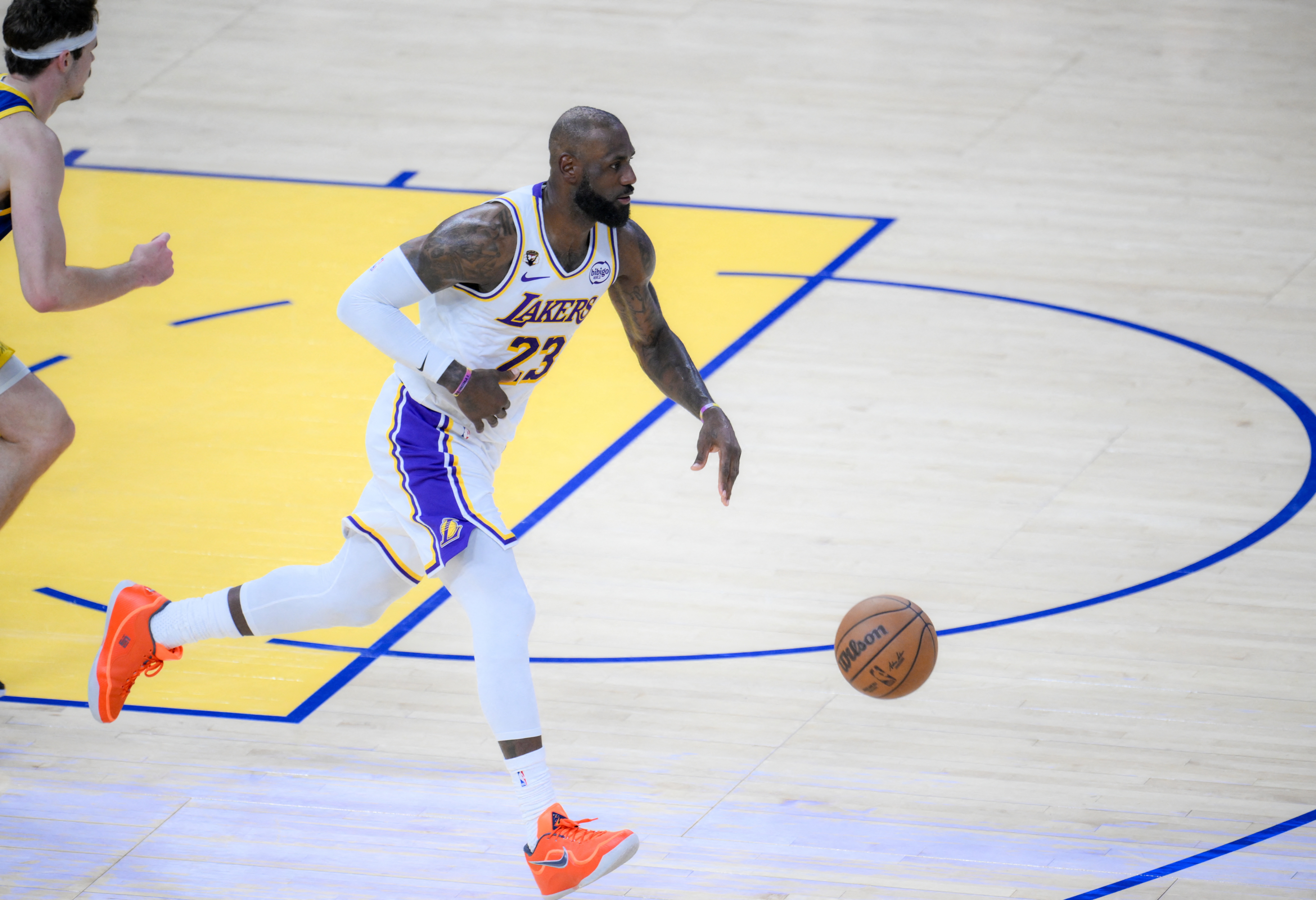 詹姆斯常规赛出场数将登顶历史 41岁飞身救球诠释持久性