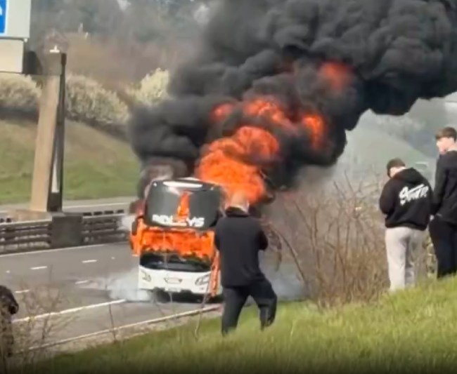 曼城球迷观赛大巴M6高速起火 全员安全疏散未影响决赛行程 曼城球迷观赛大巴M6高速起火 全员安全疏散未影响决赛行程