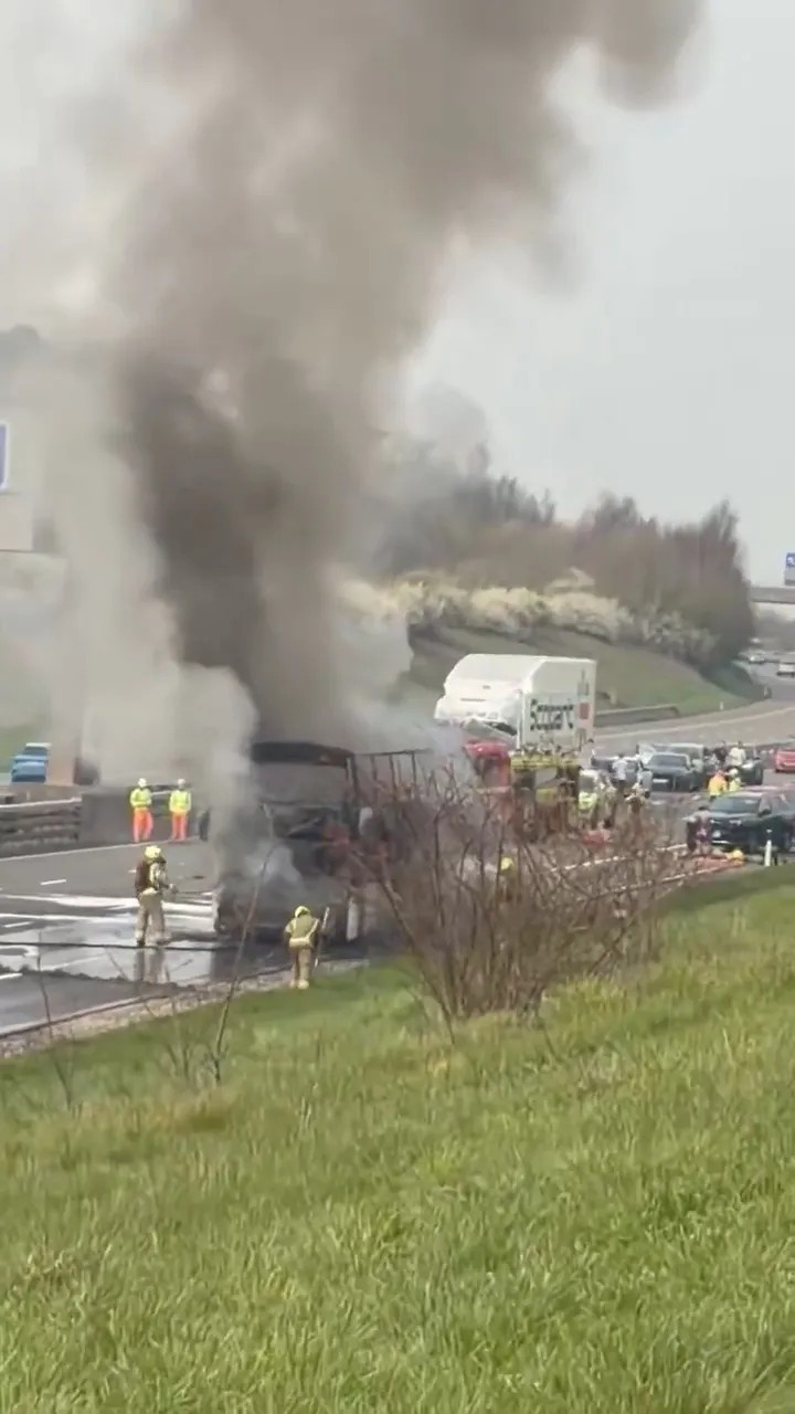 曼城球迷观赛大巴M6高速起火 全员安全疏散未影响决赛行程 曼城球迷观赛大巴M6高速起火 全员安全疏散未影响决赛行程