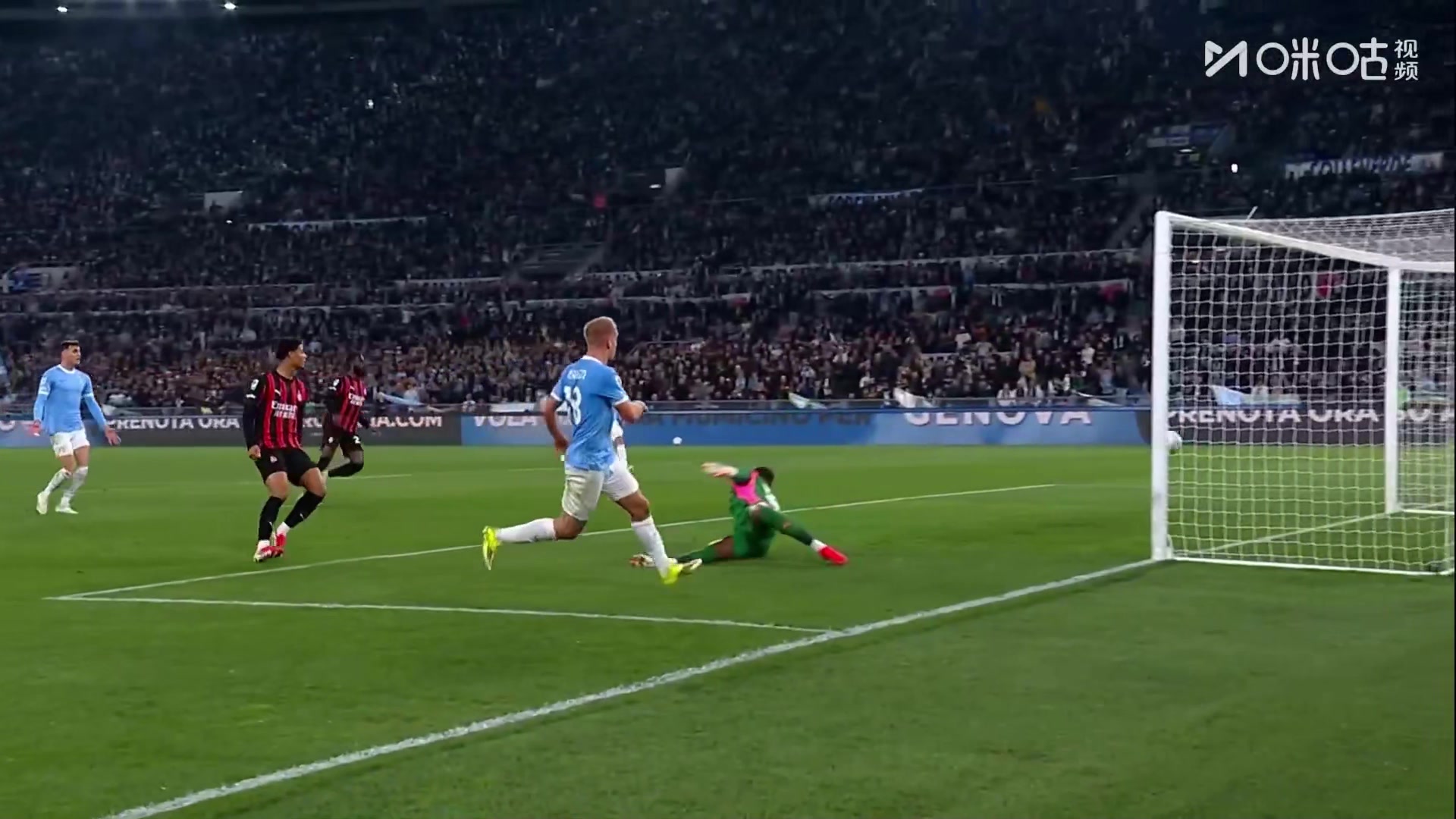 米兰0-1落后！伊萨克森挤翻埃斯图皮尼安，小角度推射破门