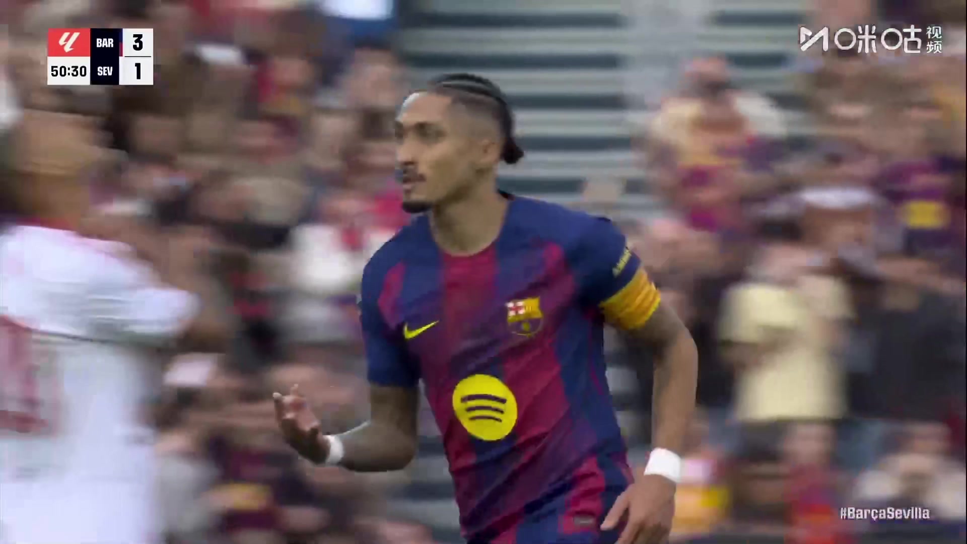 帽子戏法！拉菲尼亚接费尔明直塞起脚抽射，皮球折射进死角