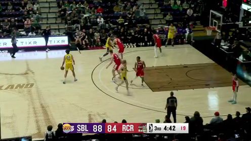 [杨瀚森进攻犯规]杨瀚森篮下卡位动作过大 被吹进攻犯规