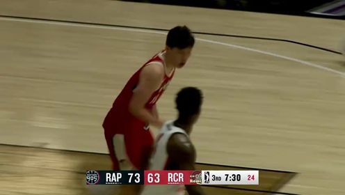[杨瀚森一打三]一人戏耍对方三人！杨瀚森弧顶持球突破，假动作虚晃上篮得手