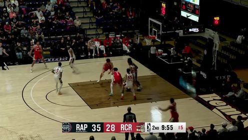 [杨瀚森勾手]库克突破丢球，杨瀚森迅速捡起篮球顶着防守勾手打进